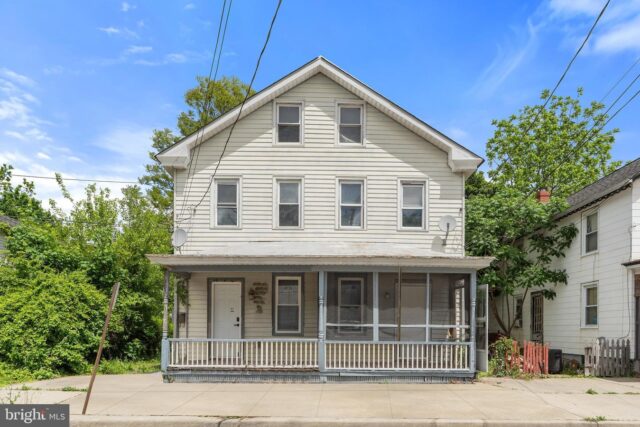 Single Family, 3 Beds 1 Bathroom, Home in Church St, Salem